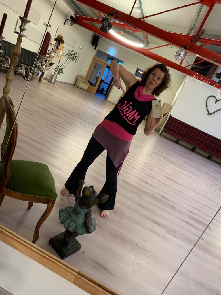 das Keks Lauenau Barbara im Tanzstudio vor dem Spiegel